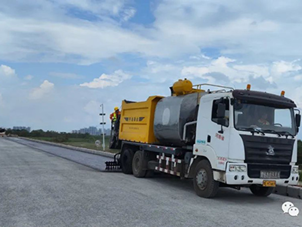 熱烈祝賀我司鶴港高速封層、透層試驗(yàn)段成功