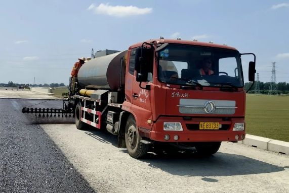 許信高速透層、封層和瀝青下面層試驗(yàn)段攤鋪圓 滿成功